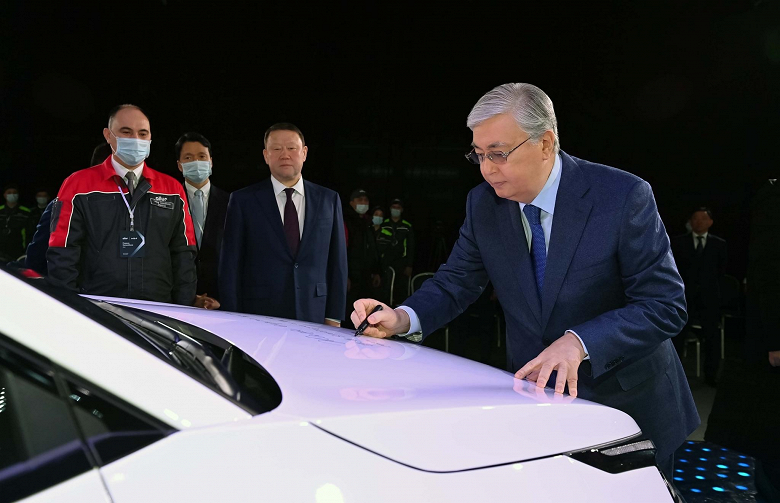 The President left an autograph on the hood of the car