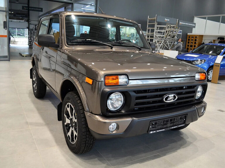 What is the connection between a nude female figure and Lada Niva?