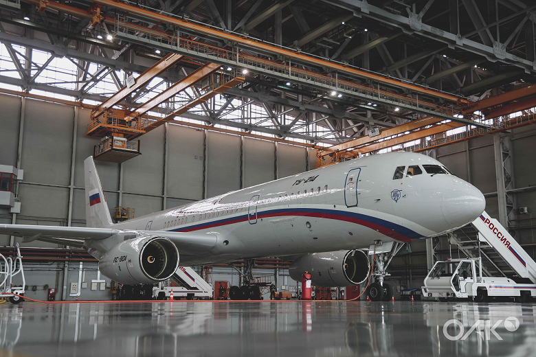 10 Tu-214 airliners