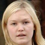 US woman fined $100 for attempting to bribe German passport officer US woman fined $100 for attempting to bribe German passport officer