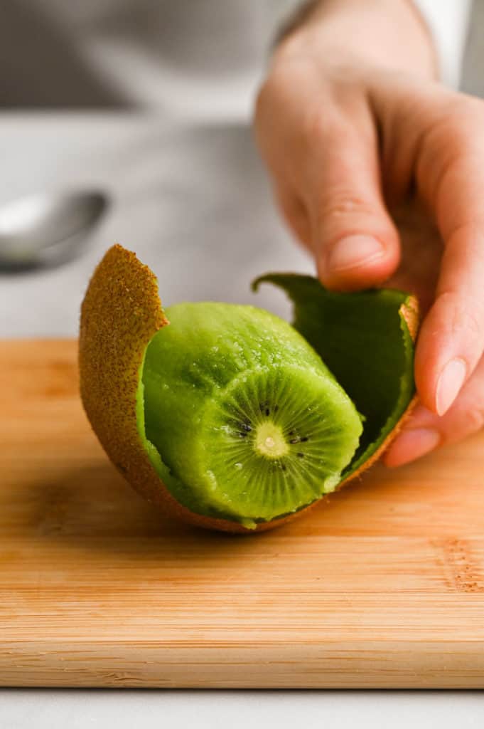 how to eat kiwi