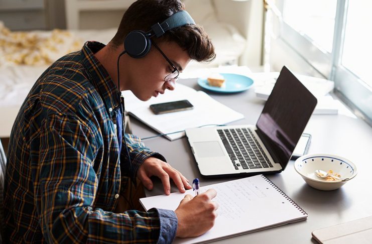 5 benefits of listening to music while studying