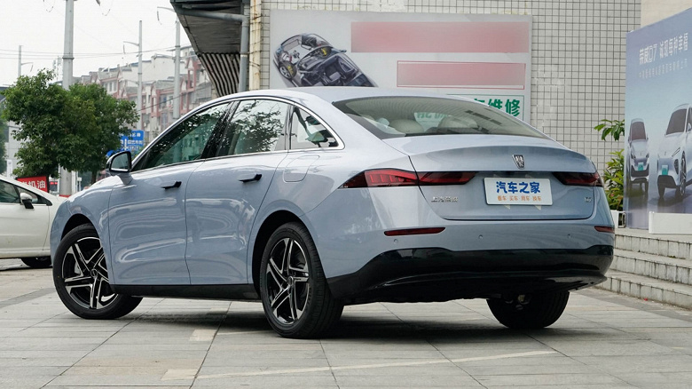 A new Roewe D7 NEV sedan