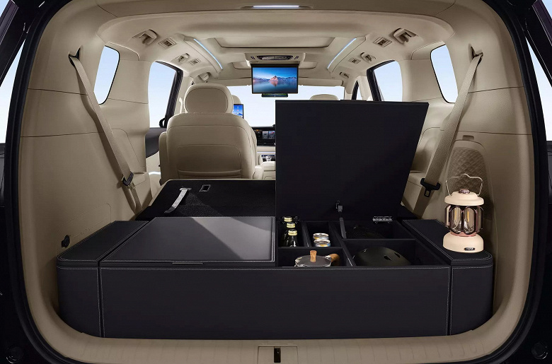 Luxury minivan Voyah Dream