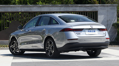 sedan Roewe D7 DMH