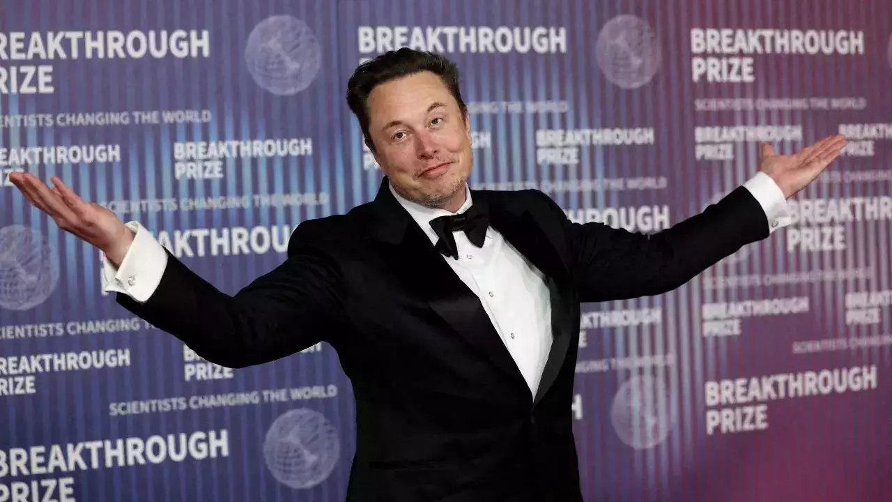 Elon Musk Makes History: Surpasses $400 Billion Net Worth, Widening Lead Over Bezos and Zuckerberg