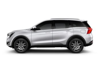 Mahindra XUV700 AX3 Discontinued