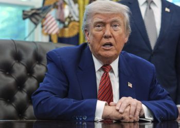 Trump Threatens 25% Tariff on Apple iPhones